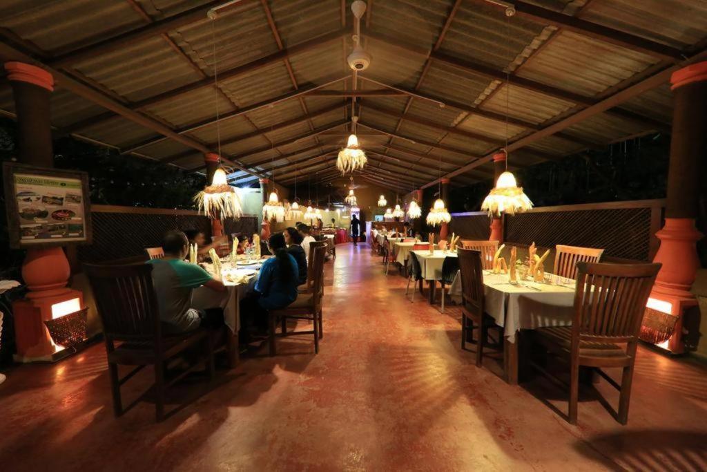 דמבולה Sundaras Resort Ltd מראה חיצוני תמונה